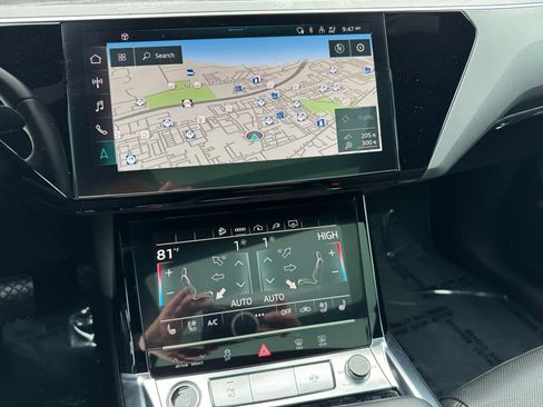 Used 2022 Audi e-tron Premium Plus w/ Premium Plus Package image 35
