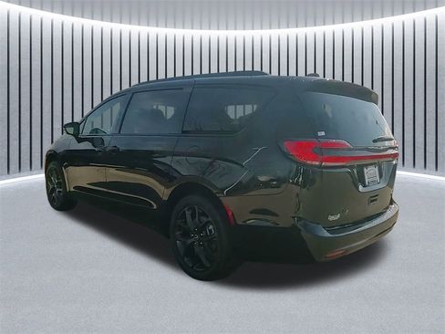 New 2026 Chrysler Pacifica Select w/ S Appearance Package image 15