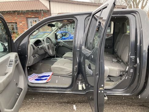 Used 2012 Nissan Frontier SV image 8