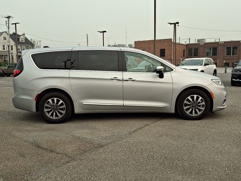 Used 2023 Chrysler Pacifica Limited FWD image 7