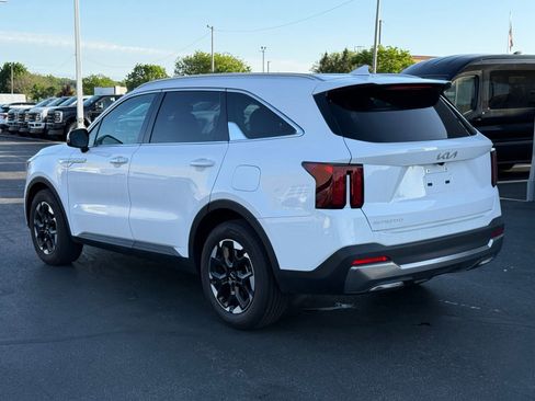 Used 2024 Kia Sorento S FWD image 5