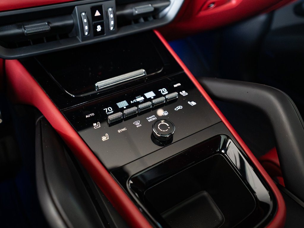 Certified 2025 Porsche Cayenne GTS AWD/4WD image 19