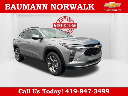 Used 2025 Chevrolet Trax LT w/ LT Convenience Package FWD image 1
