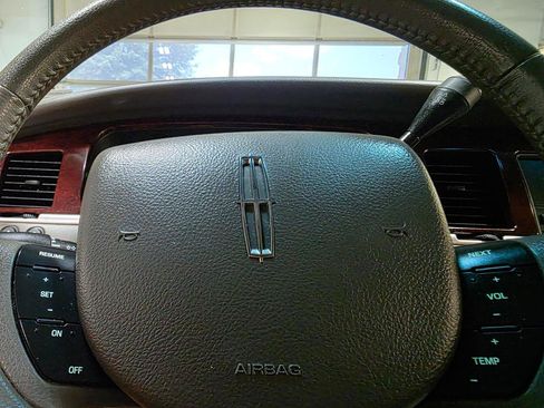 Used 2005 Lincoln Town Car Signature RWD image 25
