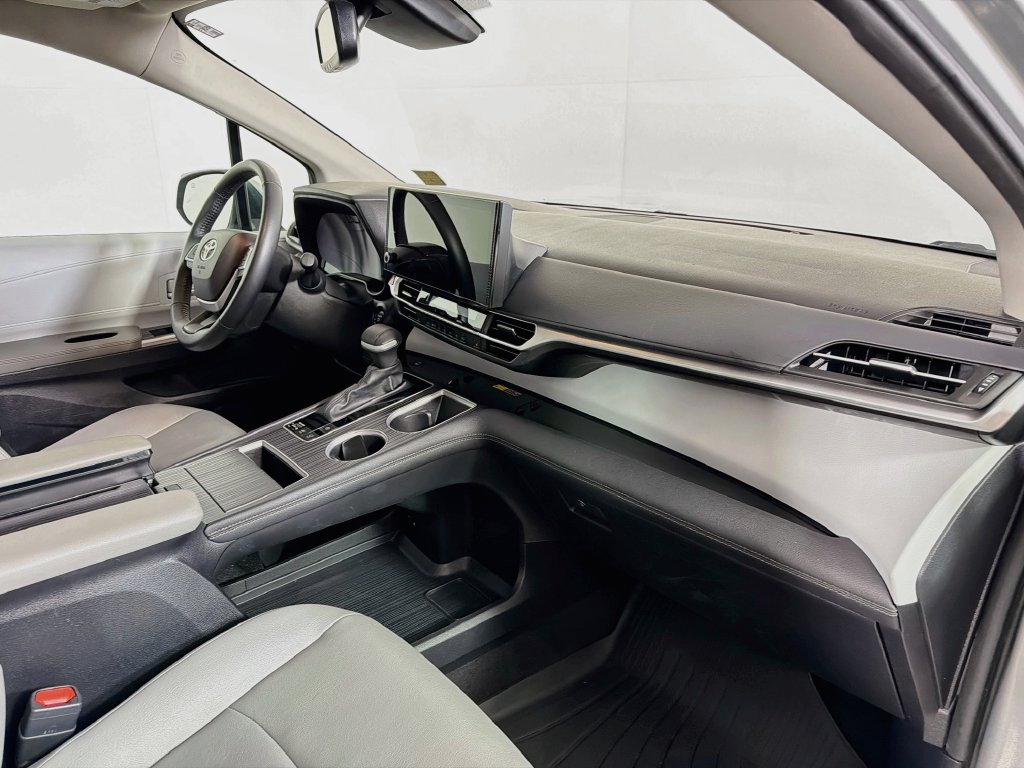 Used 2025 Toyota Sienna XLE FWD image 26