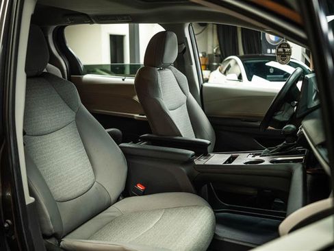 Used 2024 Toyota Sienna LE w/ LE Plus Package image 14