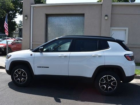 Used 2025 Jeep Compass Trailhawk AWD/4WD image 5