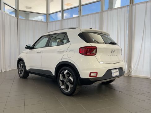 Used 2022 Hyundai Venue SEL image 3
