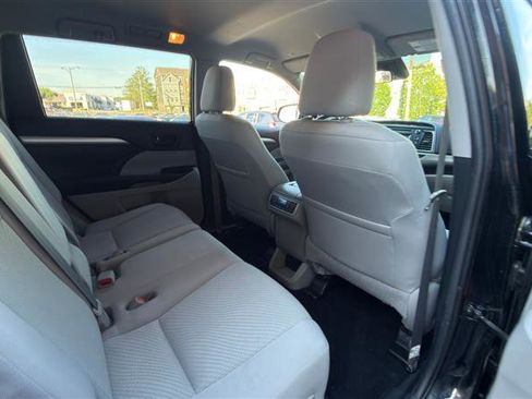 Used 2019 Toyota Highlander LE AWD/4WD image 18