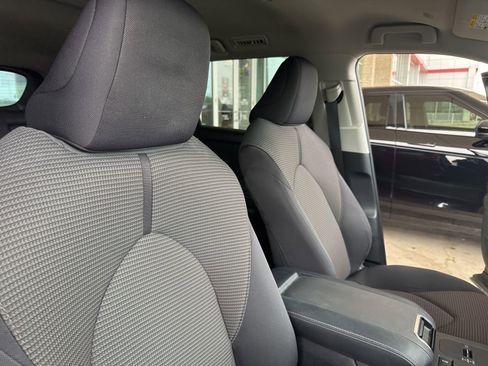 Used 2021 Toyota Highlander LE FWD image 24