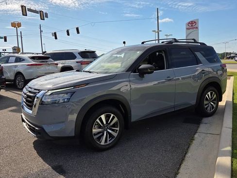 Used 2024 Nissan Pathfinder SL FWD image 3