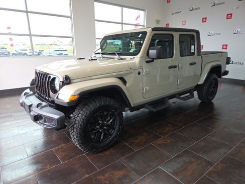 Used 2022 Jeep Gladiator Sport image 3