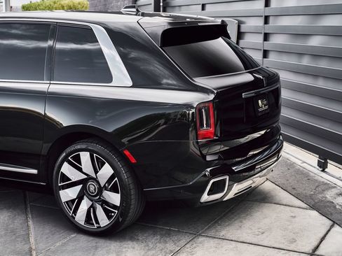 Used 2025 Rolls-Royce Cullinan AWD/4WD image 12