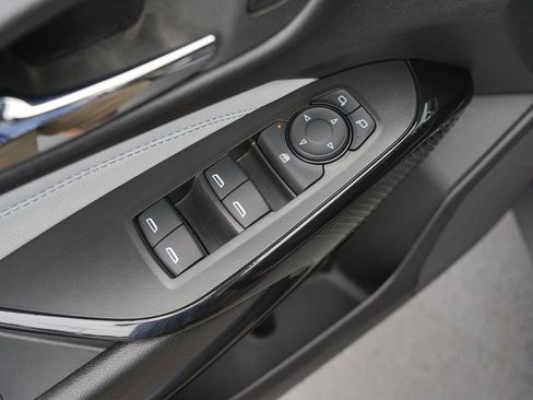 Certified 2025 Chevrolet Trax LT w/ LT Convenience Package FWD image 16