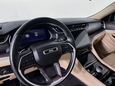 Used 2022 Jeep Grand Cherokee Limited AWD/4WD image 4