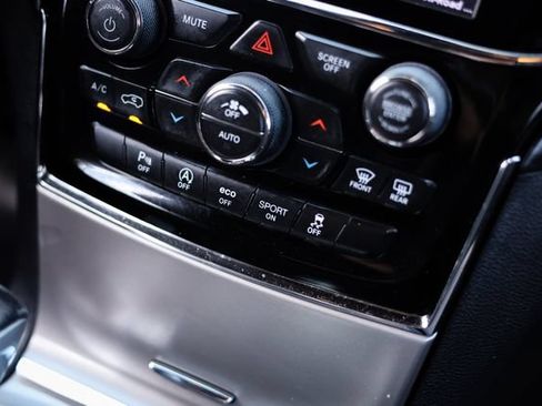 Used 2020 Jeep Grand Cherokee Laredo AWD/4WD image 31