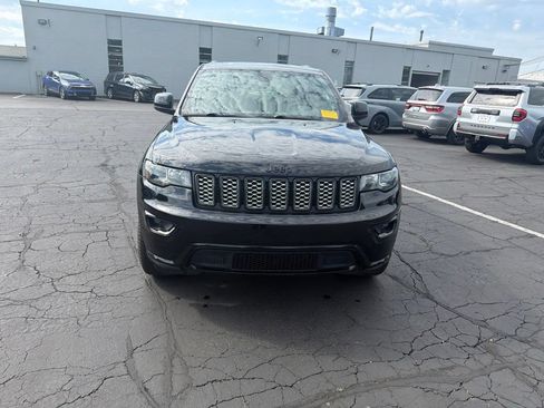 Used 2019 Jeep Grand Cherokee Altitude AWD/4WD image 3