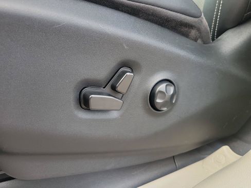Used 2024 Chrysler Pacifica Touring-L FWD image 19