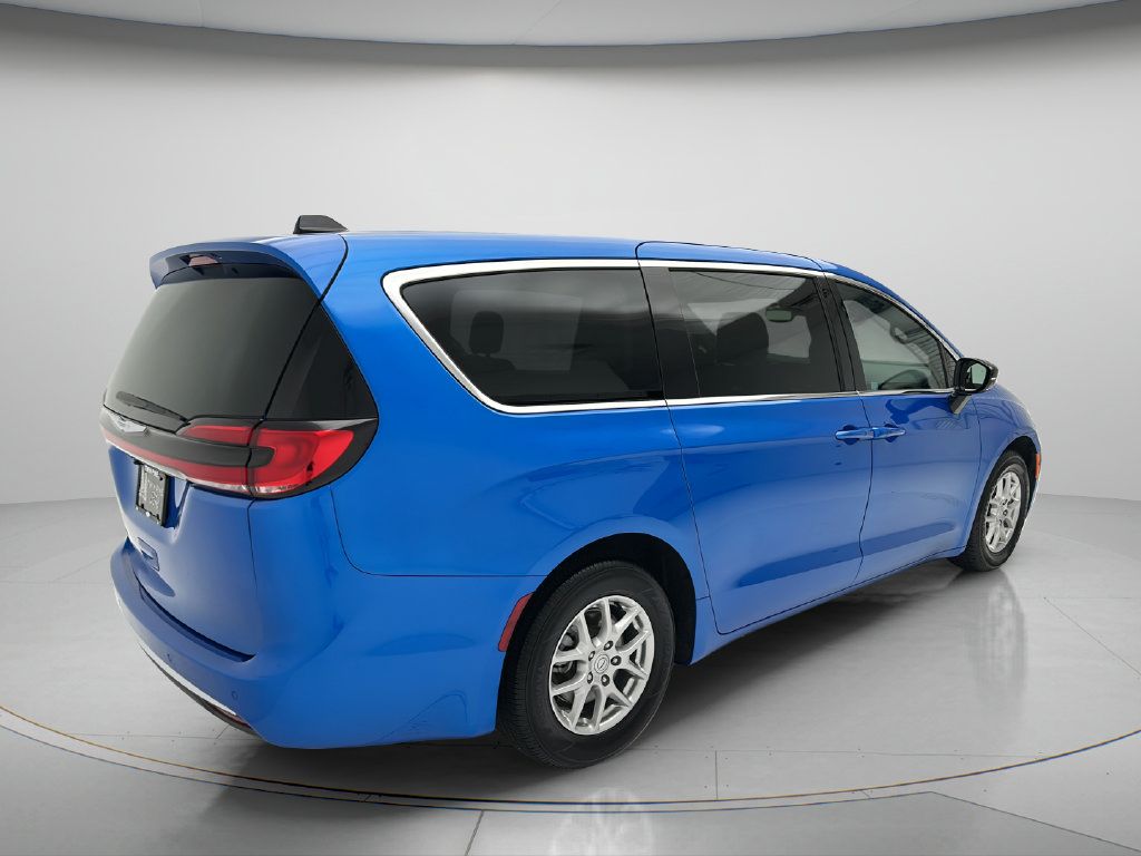 Used 2026 Chrysler Pacifica Select FWD image 5