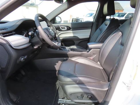Used 2025 Jeep Compass Limited AWD/4WD image 19