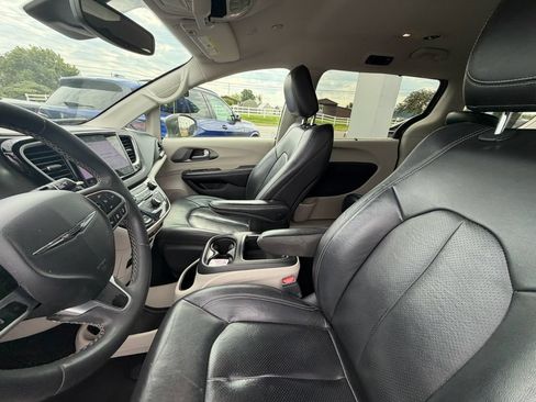 Used 2022 Chrysler Pacifica Touring-L FWD image 14