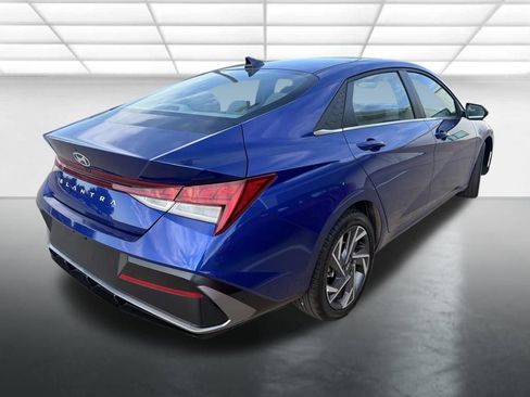 Used 2025 Hyundai Elantra SEL FWD image 2