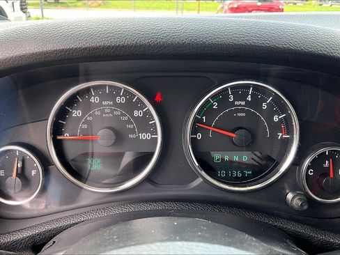 Used 2015 Jeep Wrangler Unlimited Sahara w/ Connectivity Group AWD/4WD image 28
