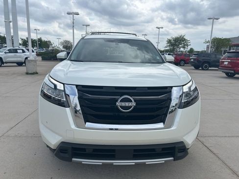 Used 2024 Nissan Pathfinder Platinum image 2