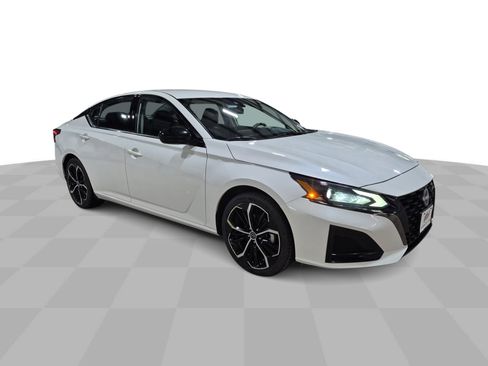 Used 2024 Nissan Altima 2.5 SR FWD image 2