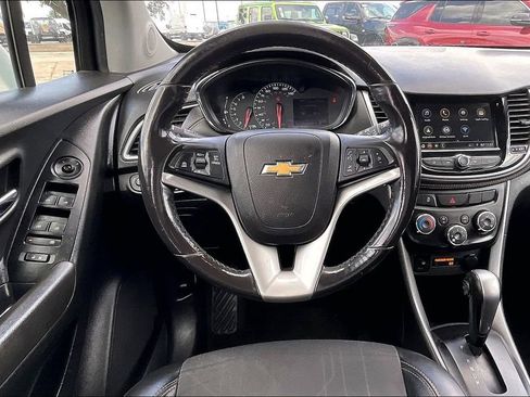 Used 2019 Chevrolet Trax LT w/ LT Convenience Package FWD image 8