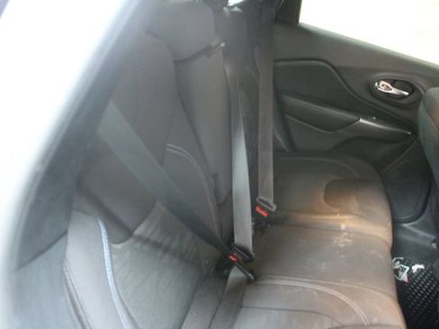 Used 2019 Jeep Cherokee Latitude w/ Cold Weather Group FWD image 9