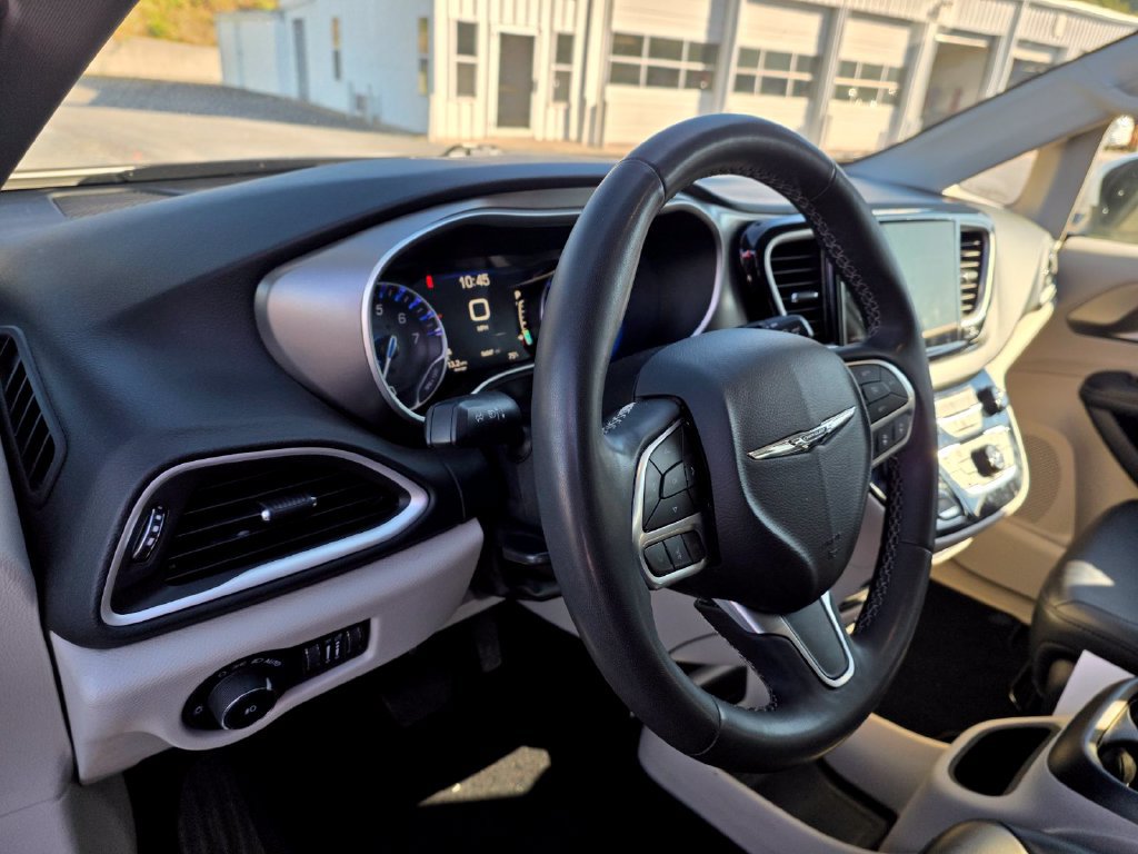 Used 2023 Chrysler Pacifica Touring-L FWD image 14