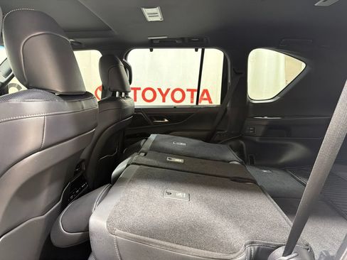 Used 2024 Lexus LX 600 4WD w/ Luxury Package image 19
