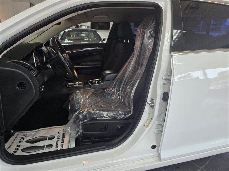 Used 2019 Chrysler 300 Touring w/ Driver Convenience Group AWD/4WD image 11