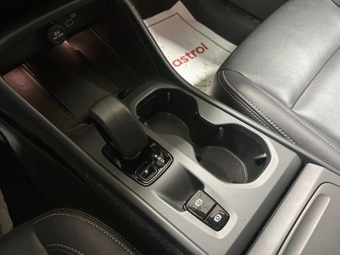 Used 2025 Volvo XC40 B5 Plus image 18