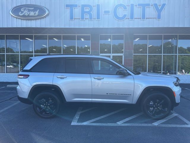 Used 2024 Jeep Grand Cherokee Altitude AWD/4WD image 18