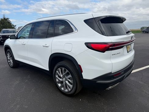 Used 2025 Buick Enclave Preferred FWD image 3