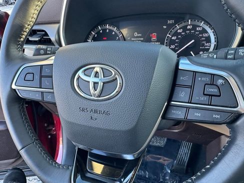 Used 2020 Toyota Highlander XLE image 24