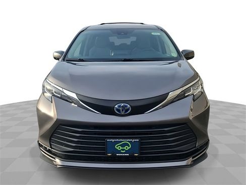 Used 2022 Toyota Sienna LE image 1