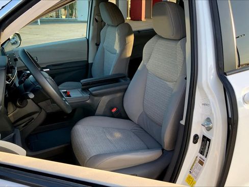 Used 2021 Toyota Sienna LE FWD image 8