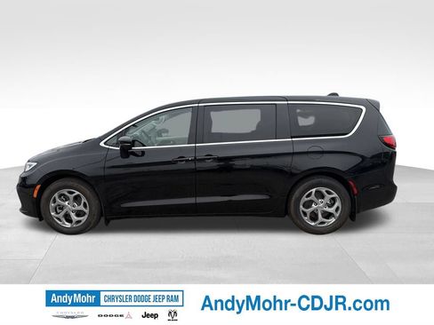 Used 2024 Chrysler Pacifica Limited w/ Uconnect Theater Family Group FWD image 4