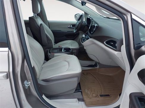 Used 2017 Chrysler Pacifica Touring-L w/ 13 Speaker Alpine Sound Group image 15