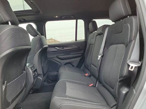 Used 2024 Jeep Grand Cherokee Laredo X image 10