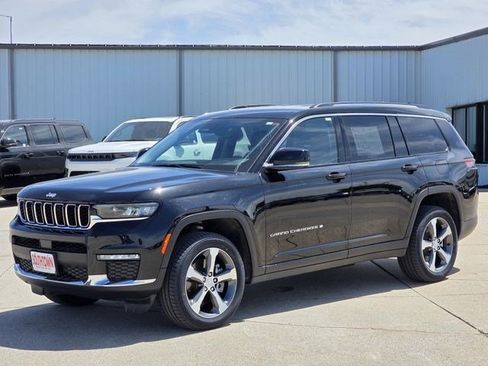 Used 2023 Jeep Grand Cherokee L Limited w/ Trailer Tow Group (B) AWD/4WD image 3
