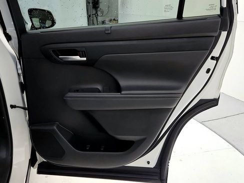 Used 2021 Toyota Highlander XLE AWD/4WD image 19