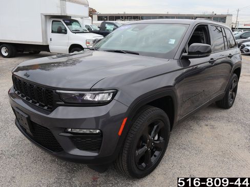 Used 2024 Jeep Grand Cherokee Limited w/ Black Appearance Package image 10