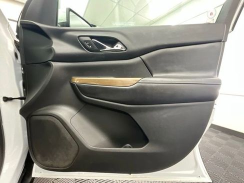 Used 2018 GMC Acadia SLE AWD/4WD image 16