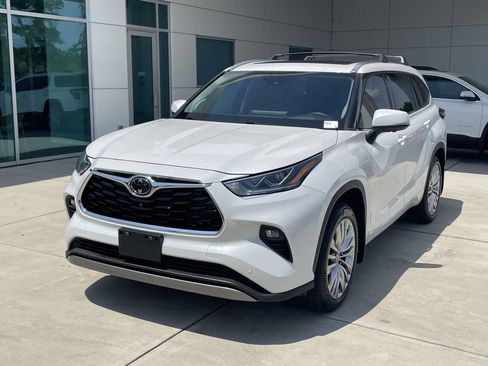 Used 2024 Toyota Highlander Platinum FWD image 2