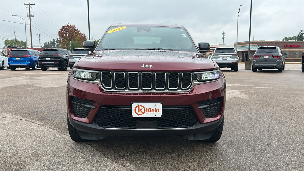 Used 2025 Jeep Grand Cherokee Laredo w/ Luxury Tech Group I AWD/4WD image 2