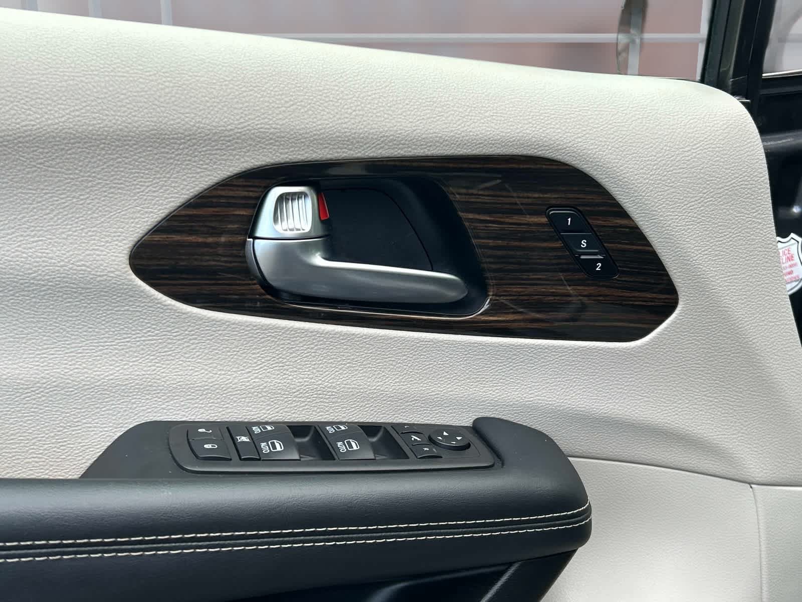 Used 2023 Chrysler Pacifica Limited FWD image 17